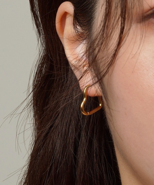 VATSURICA(バツリカ)の「〈LOINE〉金属アレルギー対応 / ステンレス / ハートフープピアス(S)(ピアス(両耳用)・レディース・ゴールド/シルバー・FREE)」の1枚目の写真