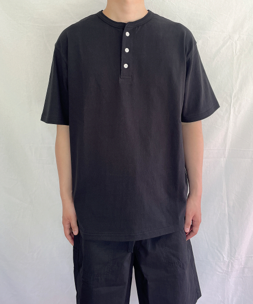 YOUNEEDGARMENTS(ユーニーズガーメンツ)の「ヘンリーネック S/S Tシャツ (ブラック)(Tシャツ/カットソー・メンズ・その他・40/42)」の3枚目の写真