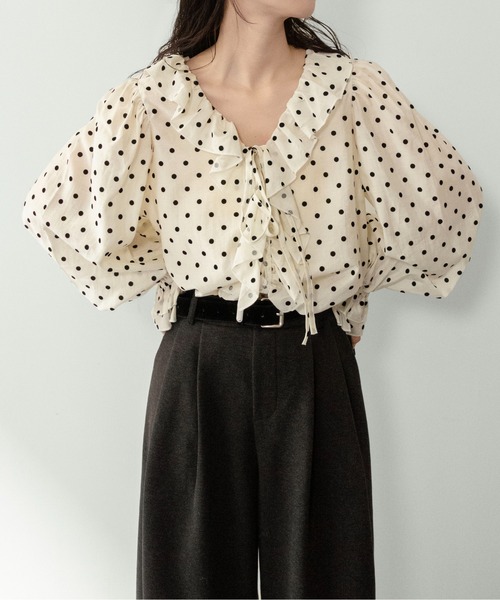 on:nue（オンニュ）の「【on:nue】[着用動画あり！] フロッキードットフリルブラウス /2026 SS COLLECTION（シャツ/ブラウス・レディース・アイボリー/ブラック・FREE）」の2枚目の写真