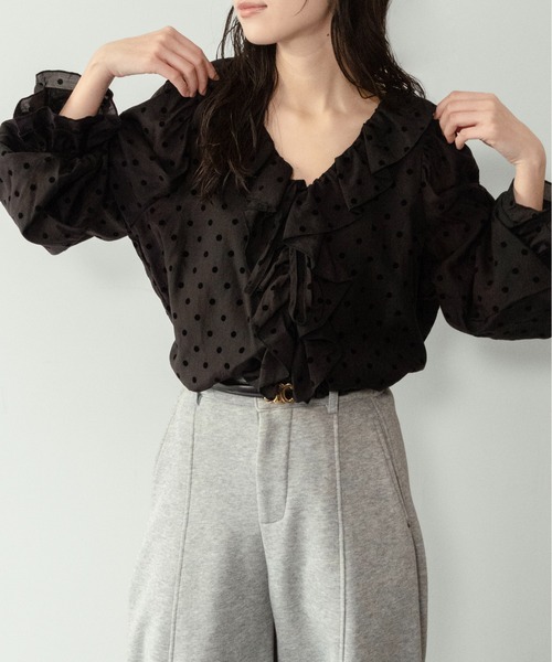 on:nue（オンニュ）の「【on:nue】[着用動画あり！] フロッキードットフリルブラウス /2026 SS COLLECTION（シャツ/ブラウス・レディース・アイボリー/ブラック・FREE）」の7枚目の写真