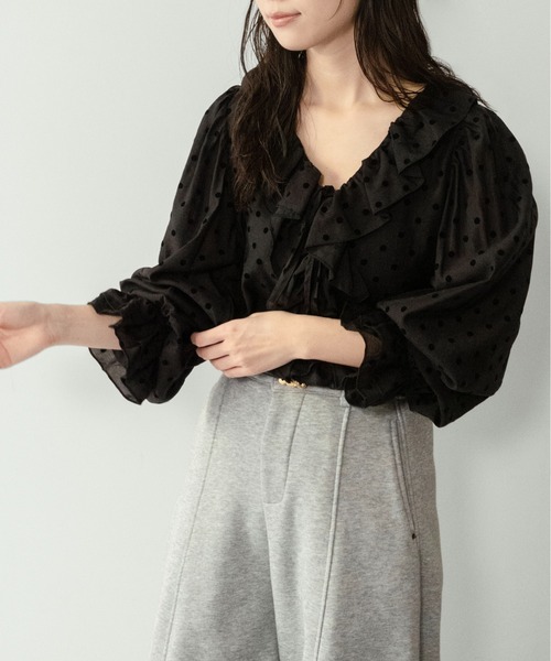 on:nue（オンニュ）の「【on:nue】[着用動画あり！] フロッキードットフリルブラウス /2026 SS COLLECTION（シャツ/ブラウス・レディース・アイボリー/ブラック・FREE）」の8枚目の写真