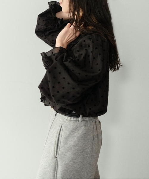 on:nue（オンニュ）の「【on:nue】[着用動画あり！] フロッキードットフリルブラウス /2026 SS COLLECTION（シャツ/ブラウス・レディース・アイボリー/ブラック・FREE）」の10枚目の写真