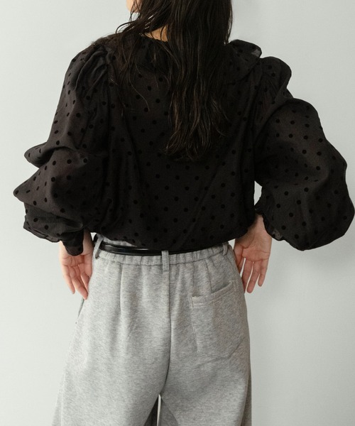 on:nue（オンニュ）の「【on:nue】[着用動画あり！] フロッキードットフリルブラウス /2026 SS COLLECTION（シャツ/ブラウス・レディース・アイボリー/ブラック・FREE）」の11枚目の写真