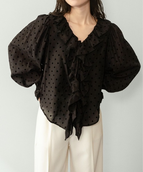 on:nue（オンニュ）の「【on:nue】[着用動画あり！] フロッキードットフリルブラウス /2026 SS COLLECTION（シャツ/ブラウス・レディース・アイボリー/ブラック・FREE）」の15枚目の写真