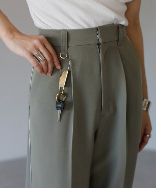 ENC（エンク）の「side line roll up pants with key ring / キーリング付きサイドラインロールアップパンツ（その他パンツ・レディース・ブラック/オフホワイト/カーキ系・FREE）」の6枚目の写真