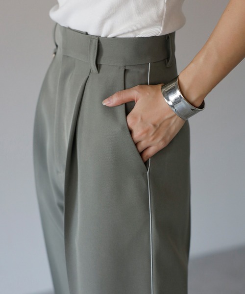 ENC（エンク）の「side line roll up pants with key ring / キーリング付きサイドラインロールアップパンツ（その他パンツ・レディース・ブラック/オフホワイト/カーキ系・FREE）」の8枚目の写真