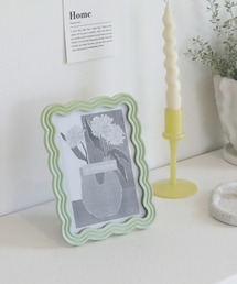 MILLION CARATS（ミリオンカラッツ）の「《neulo》 置くだけで空間にやさしい動きを添える。波打つフォルムが印象的な、ウェーブフォトフレーム-blue（フォトフレーム）」