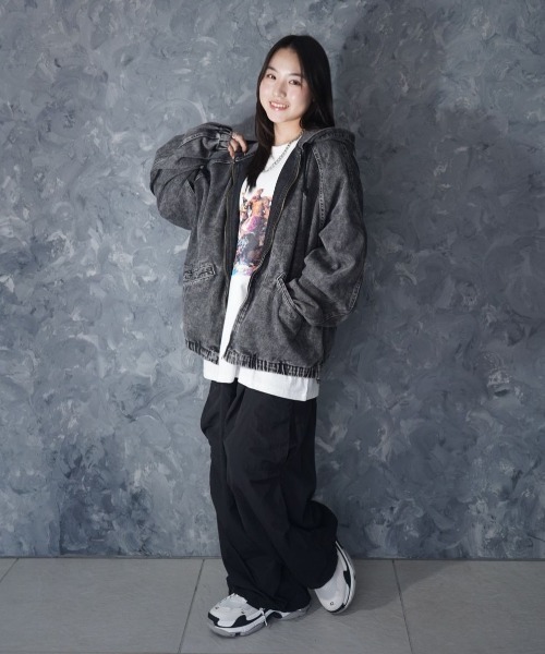 NOIZY（ノイジー）の「Vintage like denim hoodie / ヴィンテージライク ハードウォッシュ デニム ジップパーカー（デニムジャケット・メンズ・ブラック/サックスブルー・MEDIUM/LARGE）」の9枚目の写真