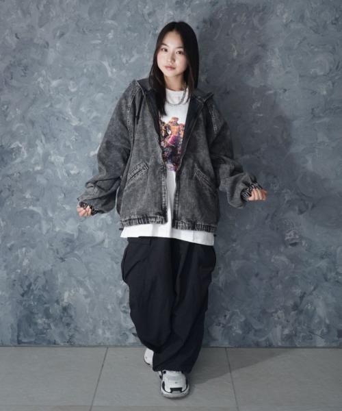 NOIZY（ノイジー）の「Vintage like denim hoodie / ヴィンテージライク ハードウォッシュ デニム ジップパーカー（デニムジャケット・メンズ・ブラック/サックスブルー・MEDIUM/LARGE）」の10枚目の写真