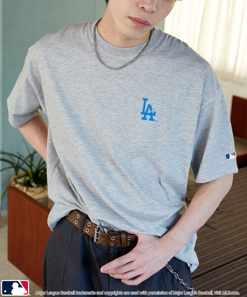 PUBLUX(パブリュクス)の「PUBLUX/パブリュクス <機能性素材>別注MLB ワンポイント フラワー刺繍 Tシャツ 限定展開(Tシャツ/カットソー・メンズ・ネイビー/グレー/ピンク/ブラウン/ライトグレー/ホワイト・L/M/フリ-/LARGE)」の3枚目の写真