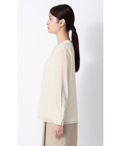 AOYAMA（アオヤマ）の「表面感のあるカットジャガード生地 バンドカラーカットジャガードブラウス（シャツ/ブラウス・レディース・サックスブルー/クリーム・L/M/S）」の3枚目の写真