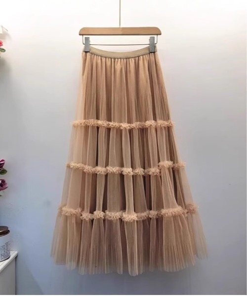 &soiree(アンドソワレ)の「チュールフレアティアードスカート(スカート・レディース・ベージュ/ホワイト・LARGE/MEDIUM/SMALL)」の4枚目の写真