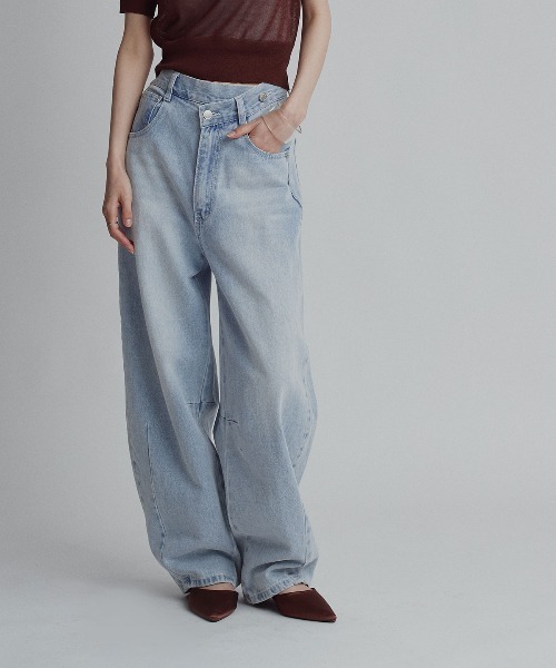 W:Huku(フーク)の「アシンメトリー カーヴィー バレルレッグ デニムパンツ / Asymmetrical Curvy Denim Pants(デニムパンツ・レディース・ブルー系その他2/ブルー系その他・S)」の2枚目の写真