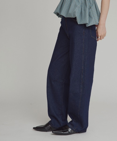 W:Huku(フーク)の「アシンメトリー カーヴィー バレルレッグ デニムパンツ / Asymmetrical Curvy Denim Pants(デニムパンツ・レディース・ブルー系その他2/ブルー系その他・S)」の3枚目の写真