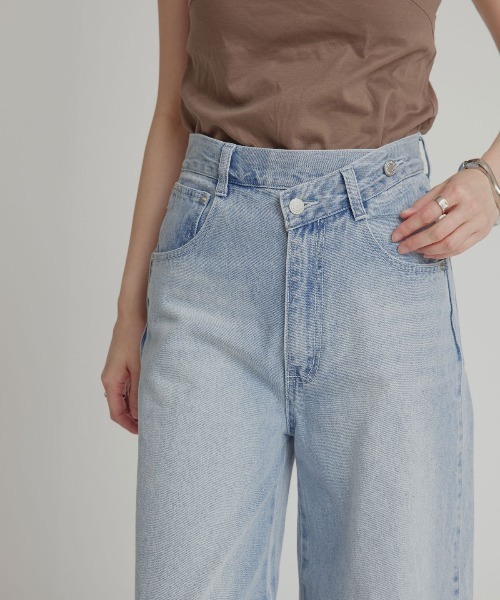 W:Huku(フーク)の「アシンメトリー カーヴィー バレルレッグ デニムパンツ / Asymmetrical Curvy Denim Pants(デニムパンツ・レディース・ブルー系その他2/ブルー系その他・S)」の4枚目の写真