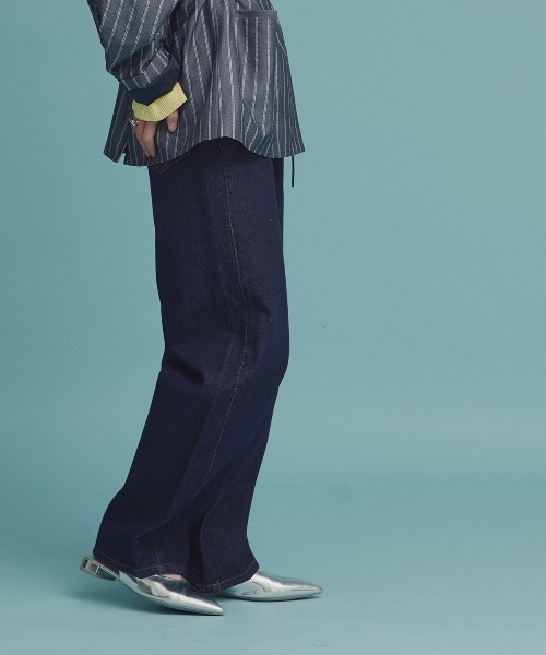 W:Huku(フーク)の「アシンメトリー カーヴィー バレルレッグ デニムパンツ / Asymmetrical Curvy Denim Pants(デニムパンツ・レディース・ブルー系その他2/ブルー系その他・S)」の7枚目の写真