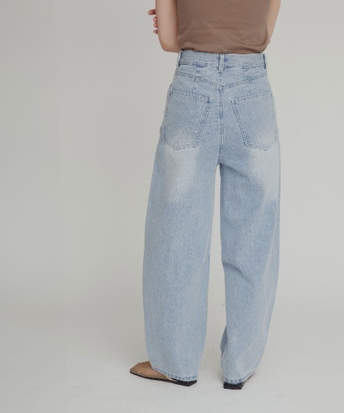 W:Huku(フーク)の「アシンメトリー カーヴィー バレルレッグ デニムパンツ / Asymmetrical Curvy Denim Pants(デニムパンツ・レディース・ブルー系その他2/ブルー系その他・S)」の8枚目の写真