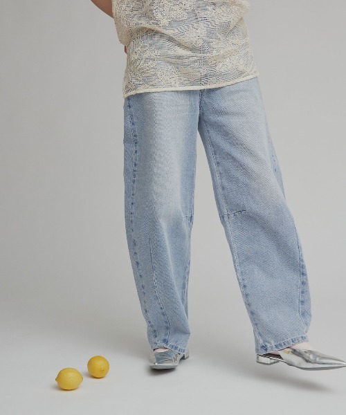 W:Huku(フーク)の「アシンメトリー カーヴィー バレルレッグ デニムパンツ / Asymmetrical Curvy Denim Pants(デニムパンツ・レディース・ブルー系その他2/ブルー系その他・S)」の9枚目の写真