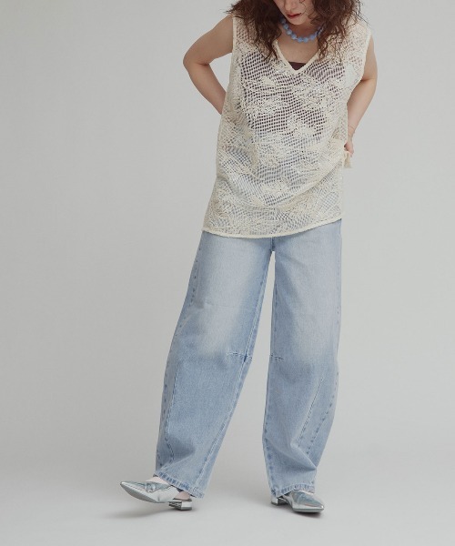 W:Huku(フーク)の「アシンメトリー カーヴィー バレルレッグ デニムパンツ / Asymmetrical Curvy Denim Pants(デニムパンツ・レディース・ブルー系その他2/ブルー系その他・S)」の15枚目の写真