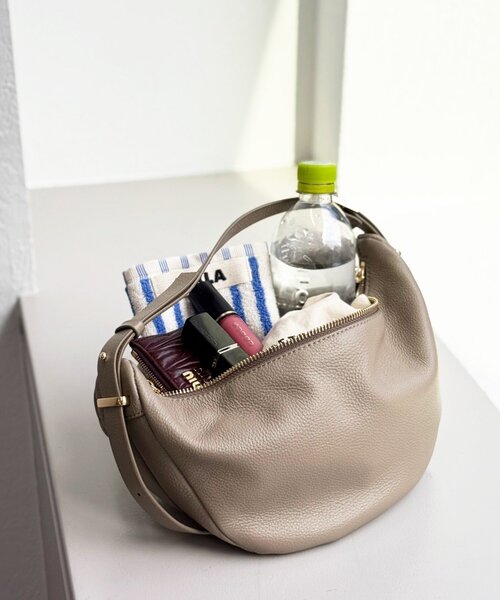 RIVE DROITE（リヴドロワ）の「予約【インフルエンサーSHIHO企画】マルチWAYレザーバッグ（ショルダーバッグ・レディース・ブラック/グレイッシュベージュ/ゴールド・FREE）」の3枚目の写真