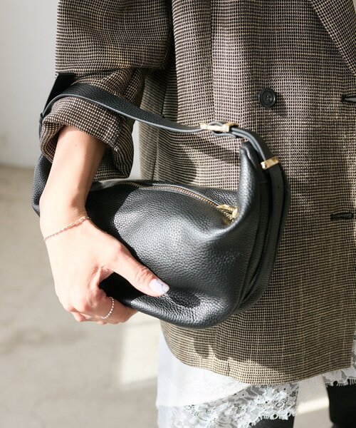 RIVE DROITE（リヴドロワ）の「予約【インフルエンサーSHIHO企画】マルチWAYレザーバッグ（ショルダーバッグ・レディース・ブラック/グレイッシュベージュ/ゴールド・FREE）」の5枚目の写真