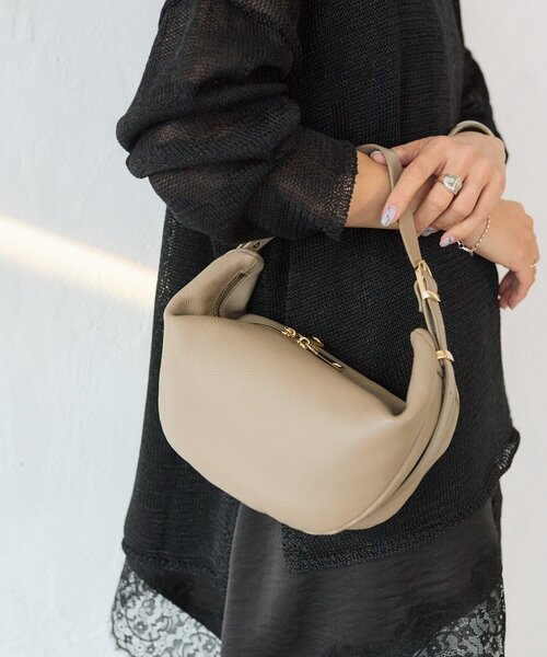 RIVE DROITE（リヴドロワ）の「予約【インフルエンサーSHIHO企画】マルチWAYレザーバッグ（ショルダーバッグ・レディース・ブラック/グレイッシュベージュ/ゴールド・FREE）」の17枚目の写真