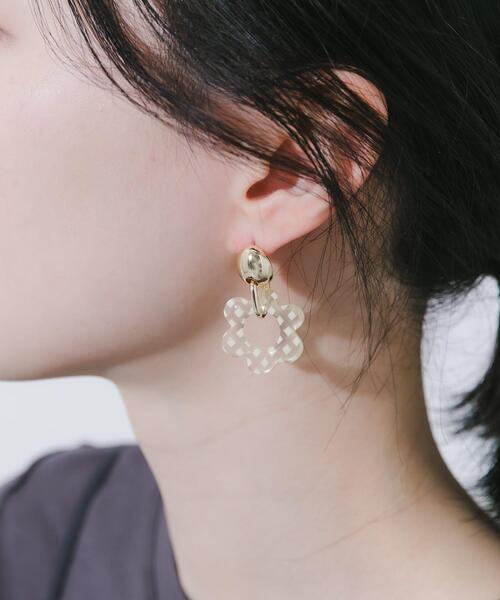 SMELLY(スメリー)の「チェックフラワーピアス(ピアス(両耳用)・レディース・イエロー系その他・-)」の4枚目の写真