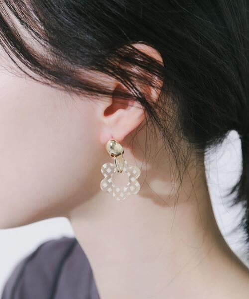 SMELLY(スメリー)の「チェックフラワーピアス(ピアス(両耳用)・レディース・イエロー系その他・-)」の5枚目の写真