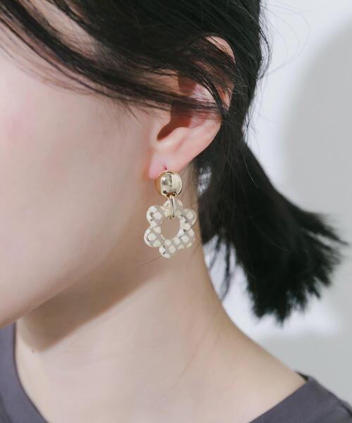SMELLY(スメリー)の「チェックフラワーピアス(ピアス(両耳用)・レディース・イエロー系その他・-)」の6枚目の写真