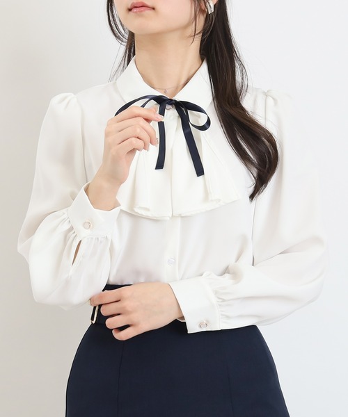 ASTORIA ODIER(アストリアオディール)の「ストライプフリル2WAYリボンブラウス(シャツ/ブラウス・レディース・ホワイト/アイボリー/ミント/サックスブルー・MEDIUM/SMALL)」の1枚目の写真
