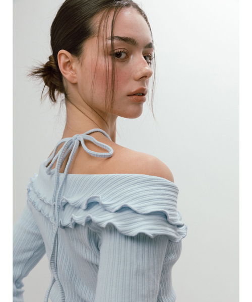 MOIFAIRE(モイフェア)の「FRILL OFF SHOULDER T-SHIRT / SKYBLUE(Tシャツ/カットソー・レディース・スカイブルー・OS)」の2枚目の写真