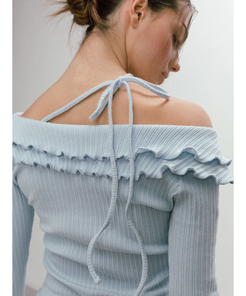 MOIFAIRE(モイフェア)の「FRILL OFF SHOULDER T-SHIRT / SKYBLUE(Tシャツ/カットソー・レディース・スカイブルー・OS)」の4枚目の写真