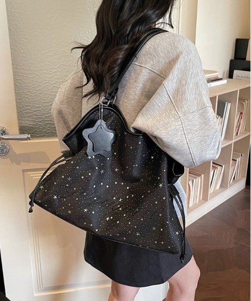 FREE STYLISTS(フリー スタイリスト)の「Y2K スタープリント トートバッグ キャンバス ショルダーバッグ 星チャーム付き A4対応(ショルダーバッグ・レディース・ブラック/オフホワイト・FREE)」の2枚目の写真