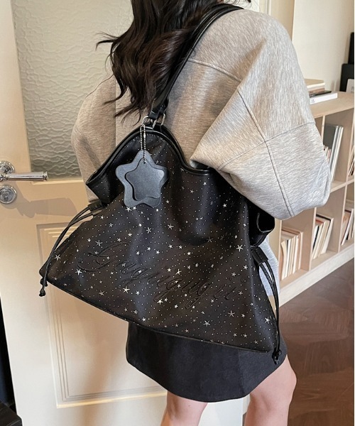 FREE STYLISTS(フリー スタイリスト)の「Y2K スタープリント トートバッグ キャンバス ショルダーバッグ 星チャーム付き A4対応(ショルダーバッグ・レディース・ブラック/オフホワイト・FREE)」の18枚目の写真