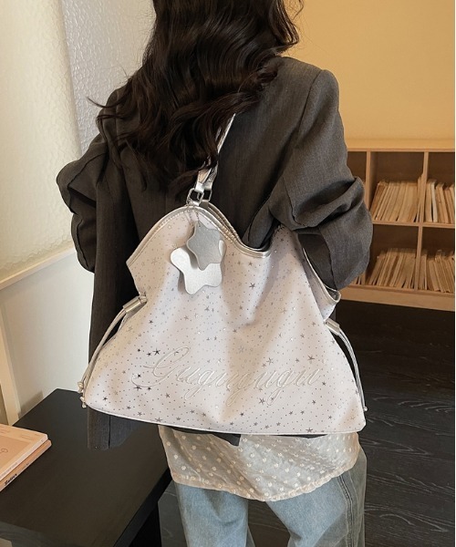 FREE STYLISTS(フリー スタイリスト)の「Y2K スタープリント トートバッグ キャンバス ショルダーバッグ 星チャーム付き A4対応(ショルダーバッグ・レディース・ブラック/オフホワイト・FREE)」の16枚目の写真