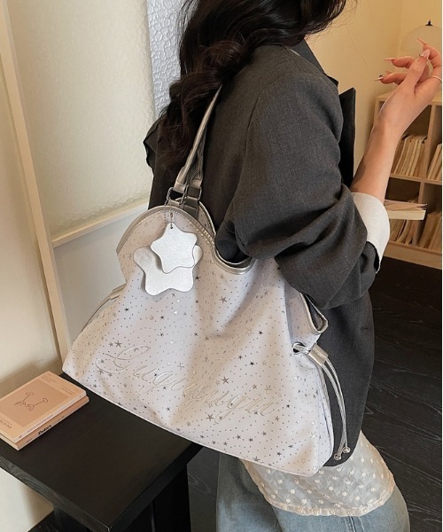 FREE STYLISTS(フリー スタイリスト)の「Y2K スタープリント トートバッグ キャンバス ショルダーバッグ 星チャーム付き A4対応(ショルダーバッグ・レディース・ブラック/オフホワイト・FREE)」の15枚目の写真