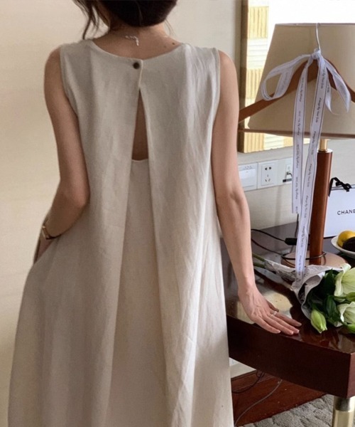 mielu(ミエル)の「バックオープンノースリーブワンピ(ワンピース・レディース・ベージュ・LARGE/MEDIUM)」の4枚目の写真