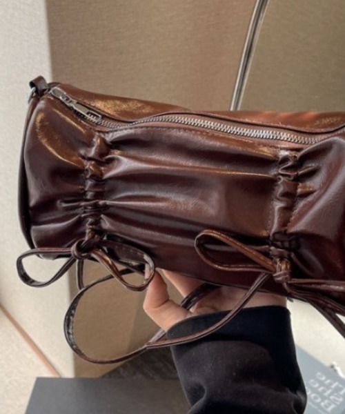 tolene(トレネ)の「シャーリングリボン 2way 合成皮革 肩掛け ショルダーバッグ(ショルダーバッグ・レディース・シルバー/ブラウン・FREE)」の2枚目の写真