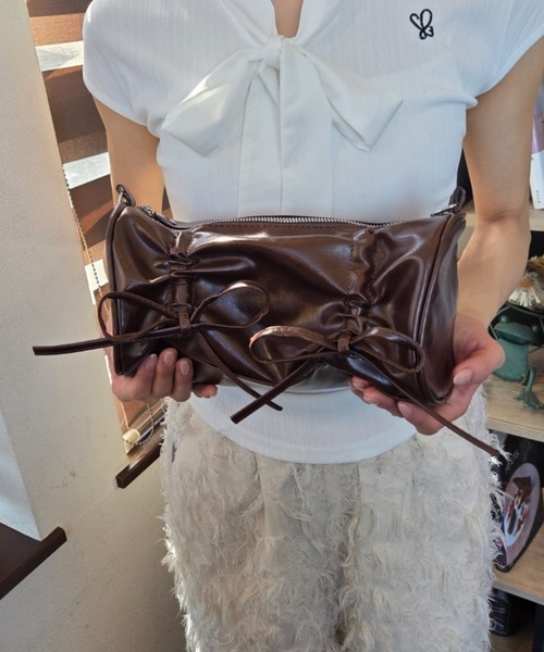 tolene(トレネ)の「シャーリングリボン 2way 合成皮革 肩掛け ショルダーバッグ(ショルダーバッグ・レディース・シルバー/ブラウン・FREE)」の5枚目の写真