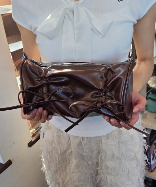 tolene(トレネ)の「シャーリングリボン 2way 合成皮革 肩掛け ショルダーバッグ(ショルダーバッグ・レディース・シルバー/ブラウン・FREE)」の6枚目の写真