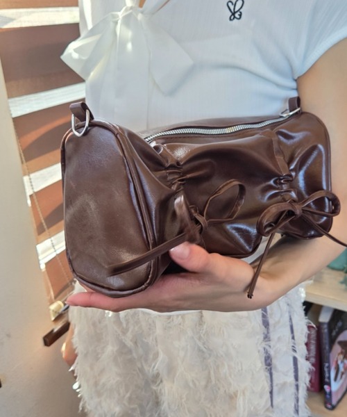 tolene(トレネ)の「シャーリングリボン 2way 合成皮革 肩掛け ショルダーバッグ(ショルダーバッグ・レディース・シルバー/ブラウン・FREE)」の7枚目の写真