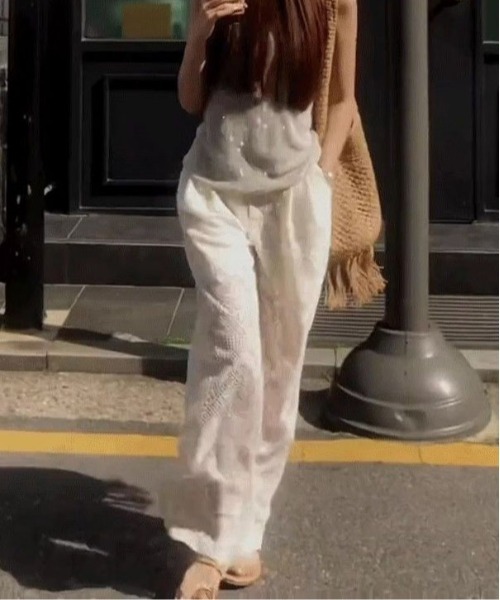 &soiree(アンドソワレ)の「総レースとろみストレートパンツ(その他パンツ・レディース・アイボリー・SMALL/MEDIUM/LARGE/X-LARGE)」の3枚目の写真