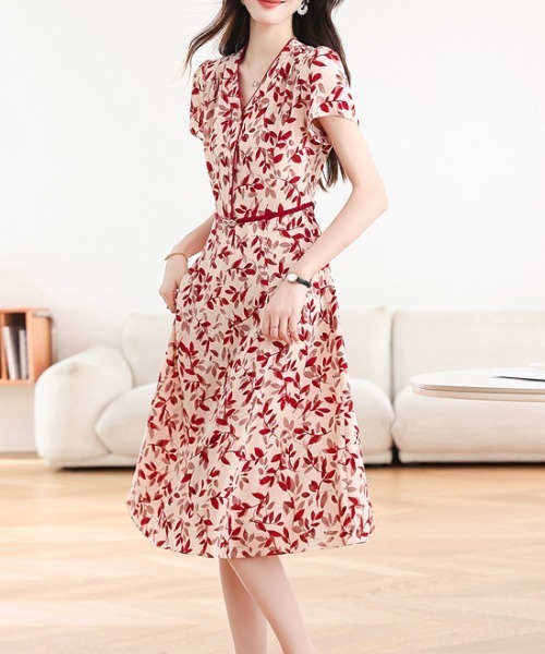 LUCPY(ラクピー)の「リーフプリントVネックフレアワンピース(ワンピース・レディース・レッド・XX-LARGE/X-LARGE/LARGE/MEDIUM)」の1枚目の写真