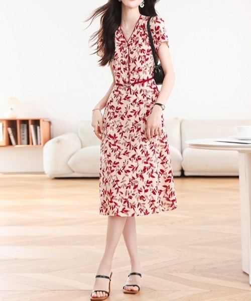LUCPY(ラクピー)の「リーフプリントVネックフレアワンピース(ワンピース・レディース・レッド・XX-LARGE/X-LARGE/LARGE/MEDIUM)」の2枚目の写真