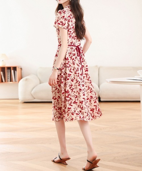 LUCPY(ラクピー)の「リーフプリントVネックフレアワンピース(ワンピース・レディース・レッド・XX-LARGE/X-LARGE/LARGE/MEDIUM)」の3枚目の写真
