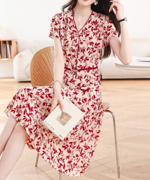 LUCPY(ラクピー)の「リーフプリントVネックフレアワンピース(ワンピース・レディース・レッド・XX-LARGE/X-LARGE/LARGE/MEDIUM)」の4枚目の写真