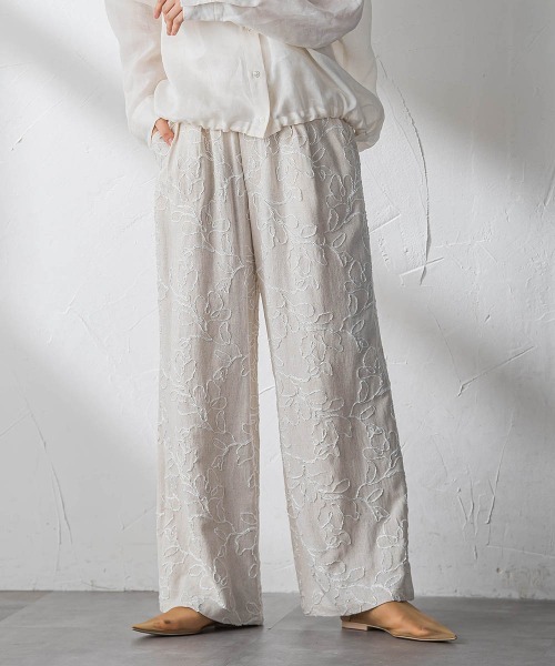 MAYSON GREY（メイソングレイ）の「ボタニカル刺繍イージーワイドパンツ（その他パンツ・レディース・ベージュ系その他・M）」の15枚目の写真