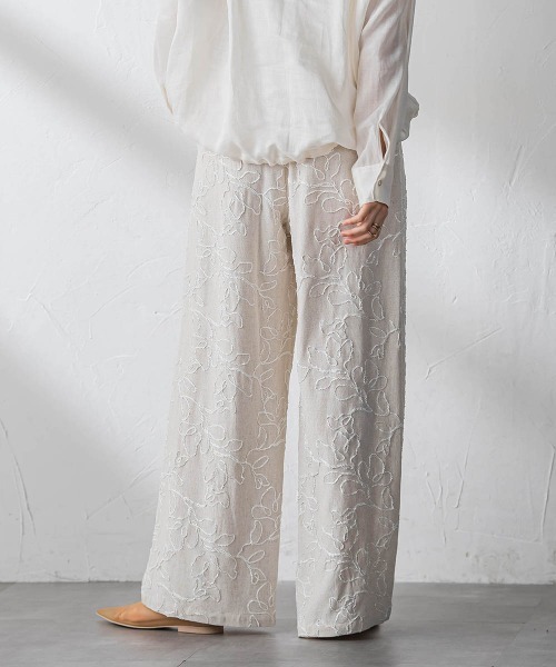 MAYSON GREY（メイソングレイ）の「ボタニカル刺繍イージーワイドパンツ（その他パンツ・レディース・ベージュ系その他・M）」の17枚目の写真
