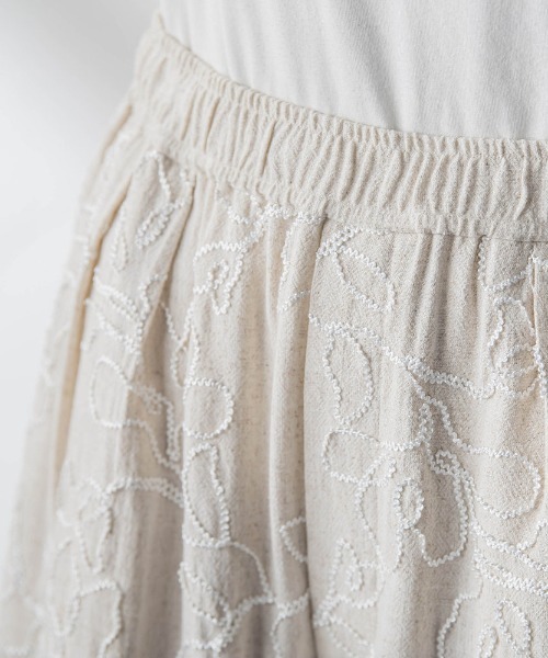 MAYSON GREY（メイソングレイ）の「ボタニカル刺繍イージーワイドパンツ（その他パンツ・レディース・ベージュ系その他・M）」の18枚目の写真