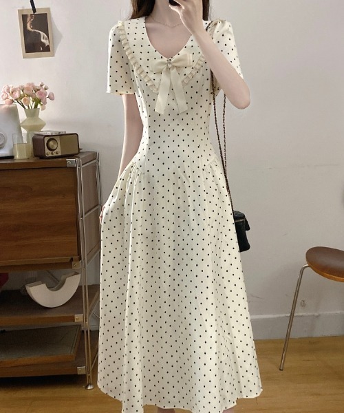 AMAJI(アマジ)の「ドールカラー ドット柄 リボン付き ワンピース(ワンピース・レディース・ベージュ/グレー・LARGE/X-LARGE/XX-LARGE)」の1枚目の写真